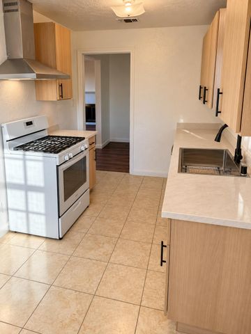 3690 Mcclellan Dr, North Highlands, CA 95660
