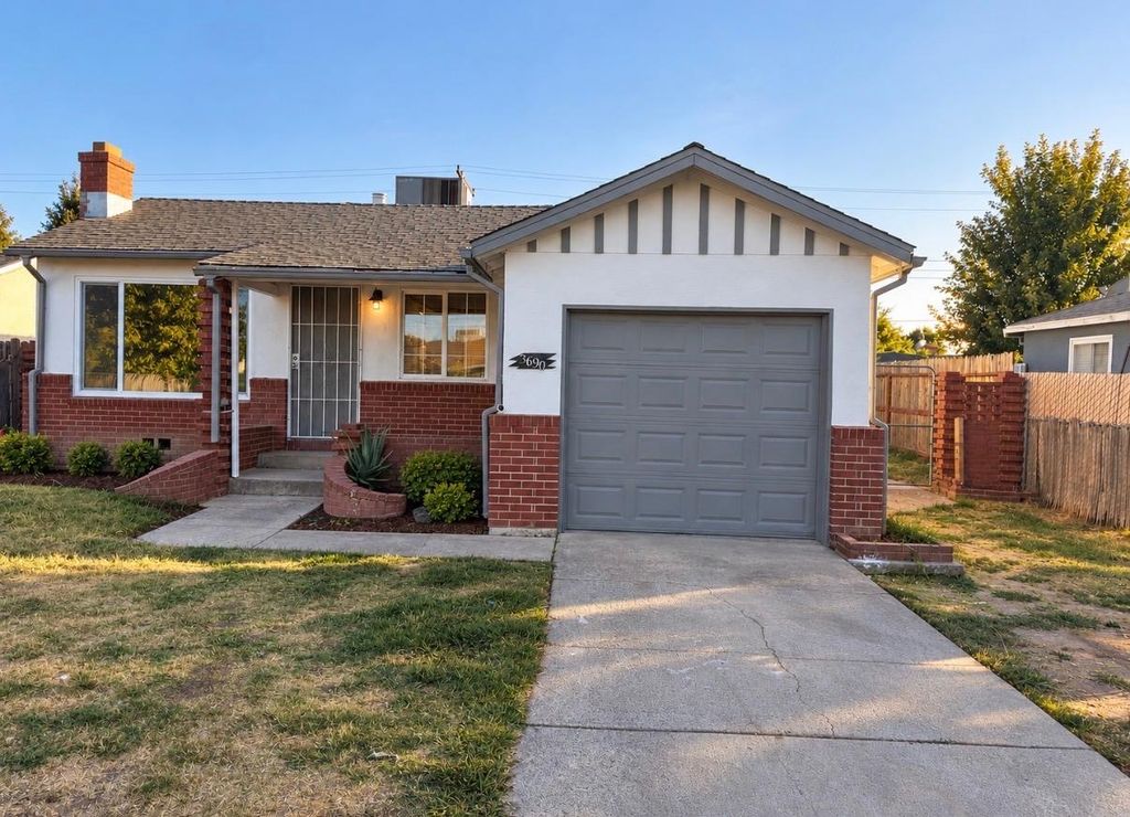 3690 Mcclellan Dr, North Highlands, CA 95660