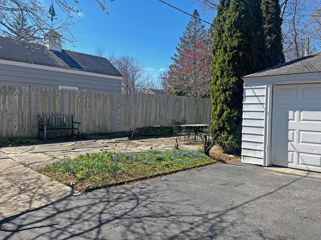 4 S June Terrace 1, Lake Forest, IL 60045