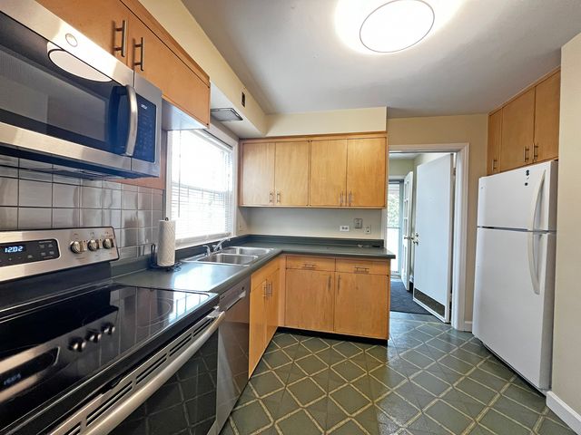 4 S June Terrace 1, Lake Forest, IL 60045