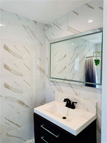 9625 Aqueduct, North Hills, CA 91343