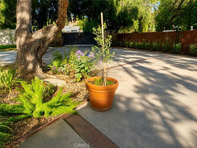 9625 Aqueduct, North Hills, CA 91343
