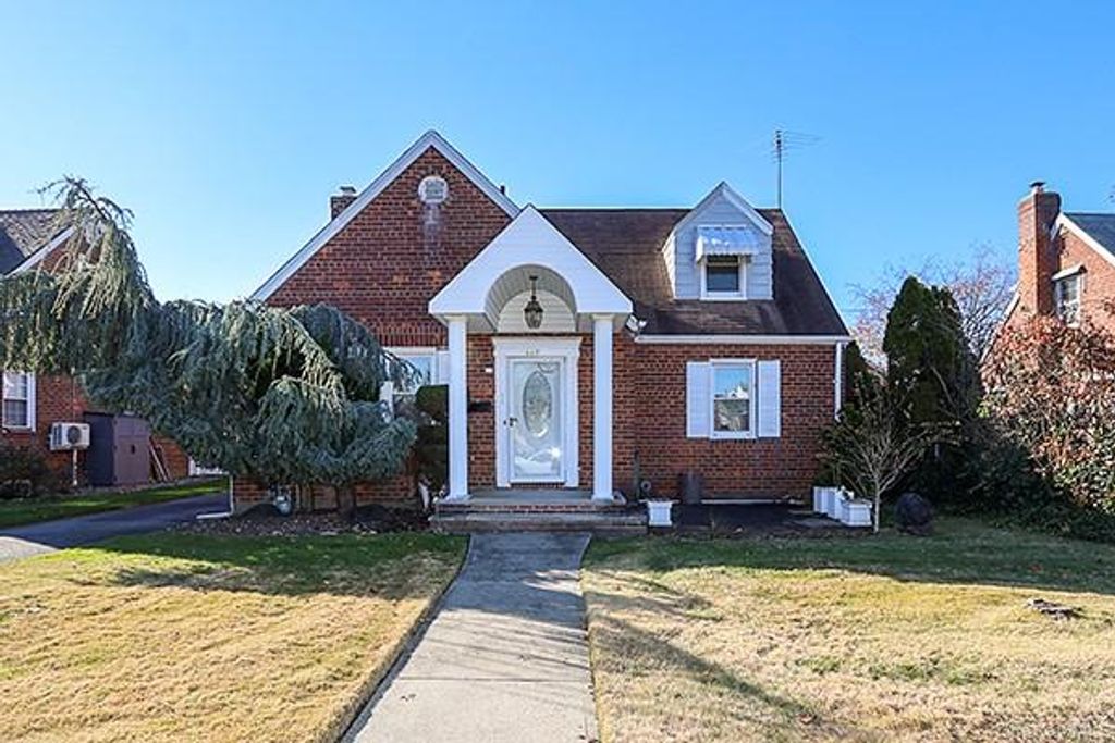 665 FOCH Boulevard, Williston Park, NY 11596