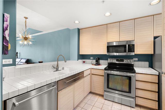 2243 Martin 408, Irvine, CA 92612