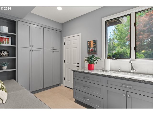4221 Sw SELLING Ct, Portland, OR 97221