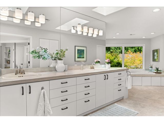 4221 Sw SELLING Ct, Portland, OR 97221