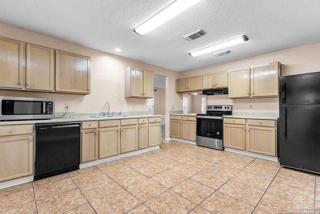 6161 Border Trail Dr, San Antonio, TX 78240