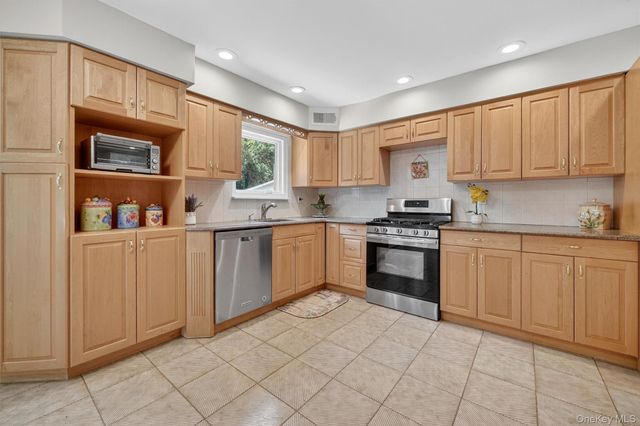 10 Wesley Court, Congers, NY 10920