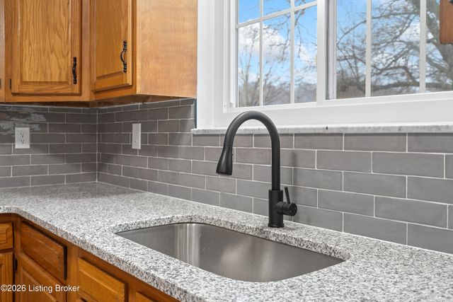 8104 Atlanta Pkwy, Louisville, KY 40214