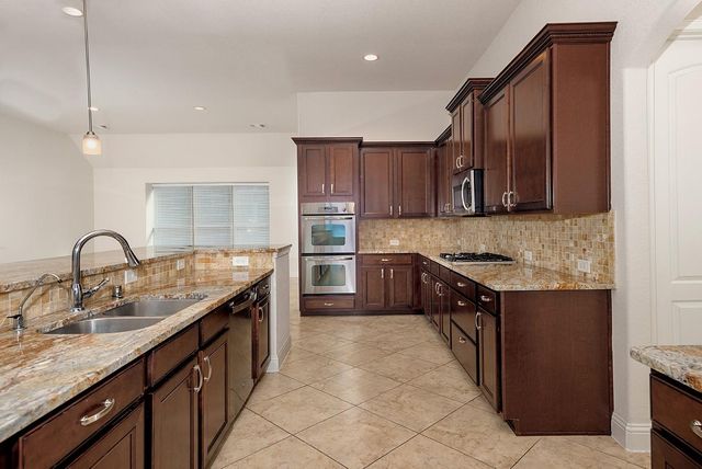 46 Caprice Bend Place, Tomball, TX 77375