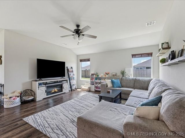 7502 E 144th Place N, Collinsville, OK 74021