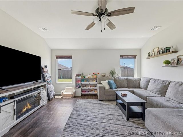 7502 E 144th Place N, Collinsville, OK 74021