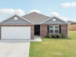 7502 E 144th Place N, Collinsville, OK 74021