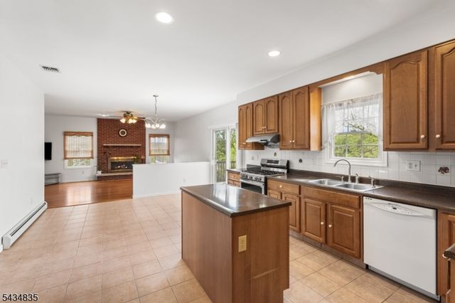 14 Lakeview Ter, Sussex Boro, NJ 07461