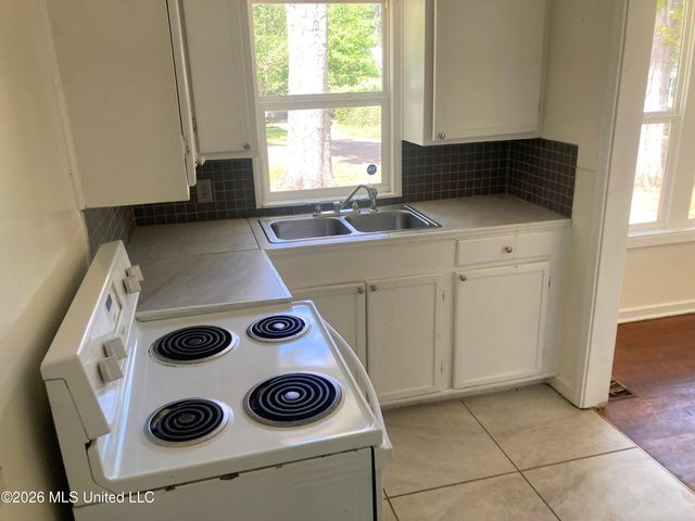 567 Robinhood Road, Jackson, MS 39206