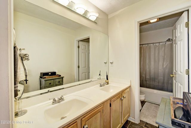 7715 Texlyn Ct, Louisville, KY 40258