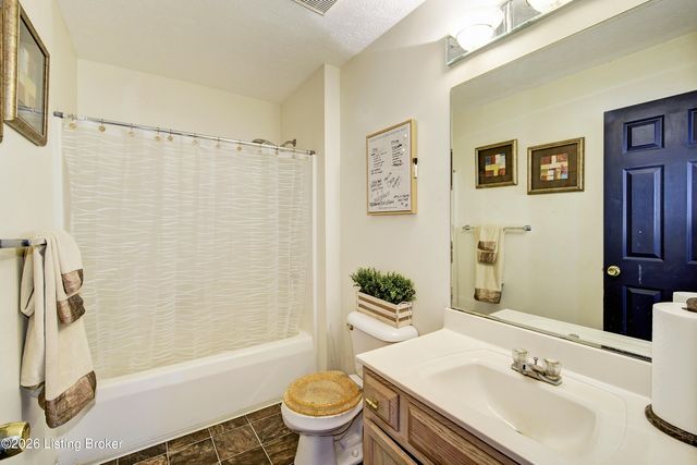 7715 Texlyn Ct, Louisville, KY 40258