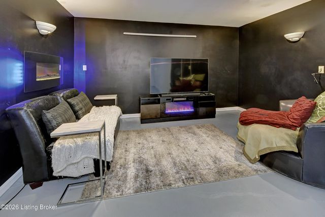 7715 Texlyn Ct, Louisville, KY 40258