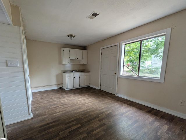 802 Kings Court, Greenwood, SC 29646