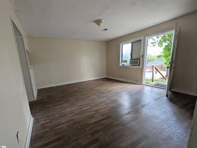 802 Kings Court, Greenwood, SC 29646