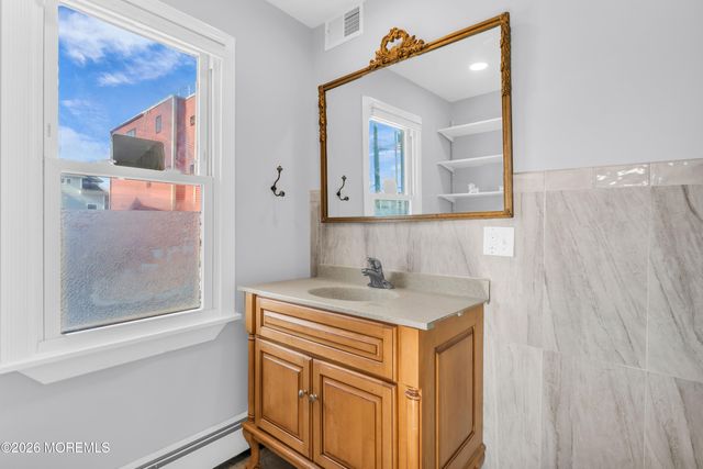 2 Bedle Place, Highlands, NJ 07732