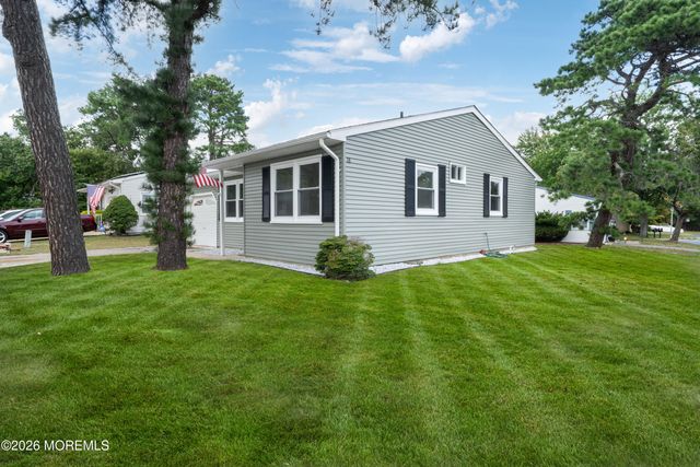 18 N Chestnut Avenue, Whiting, NJ 08759