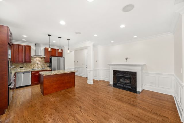 842 W Belle Plaine Avenue GW, Chicago, IL 60613