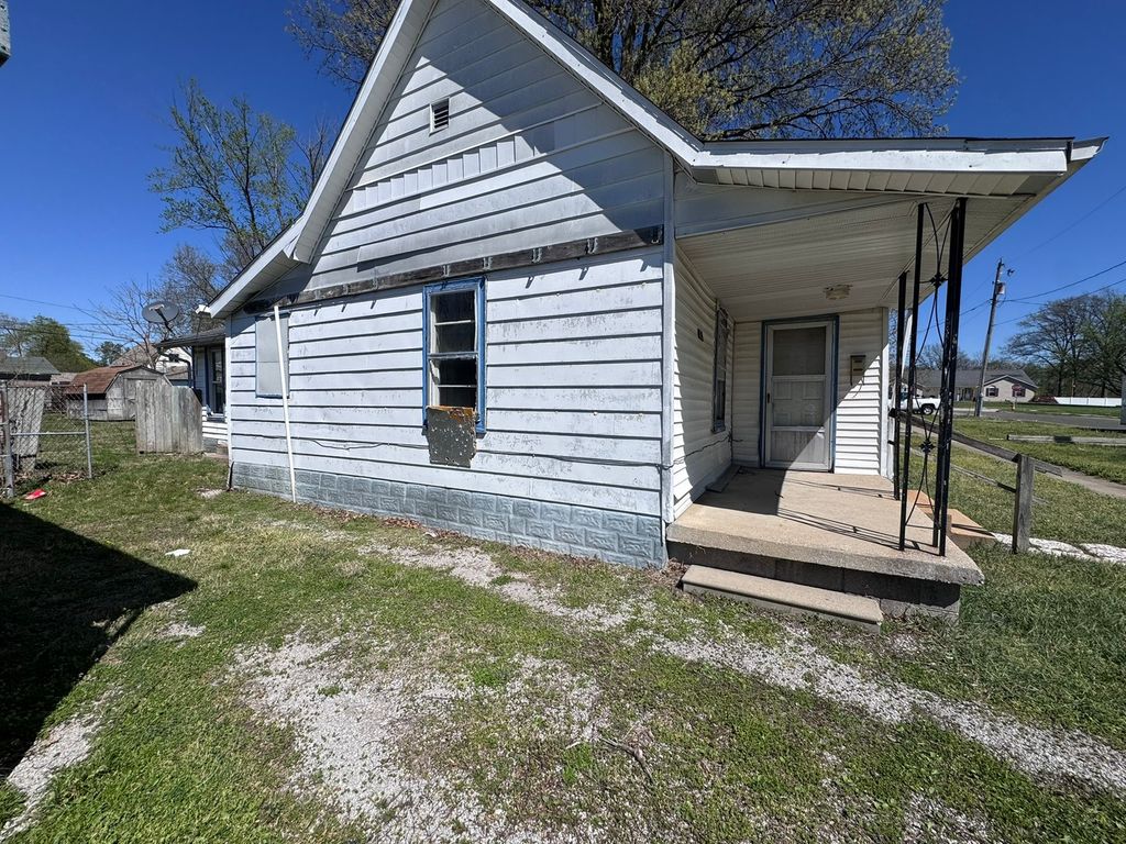 Image 11 of property listing at 712 Rhodes Street, Centralia, IL 62801