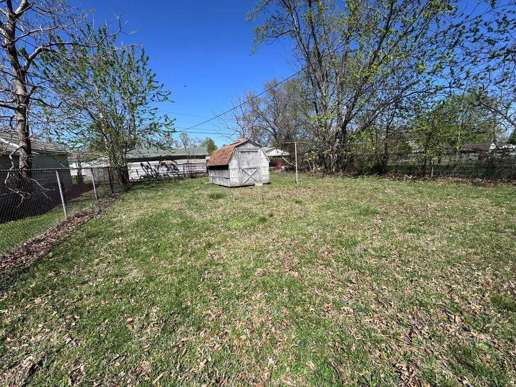 Image 12 of property listing at 712 Rhodes Street, Centralia, IL 62801