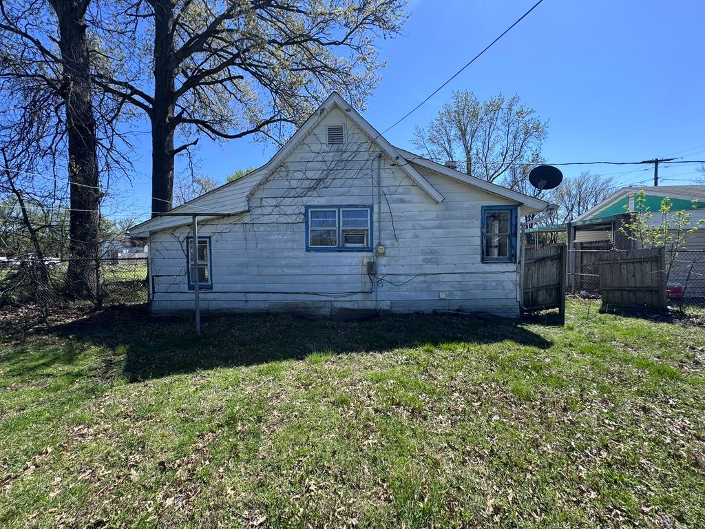 Image 13 of property listing at 712 Rhodes Street, Centralia, IL 62801