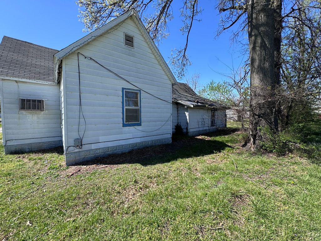 Image 15 of property listing at 712 Rhodes Street, Centralia, IL 62801