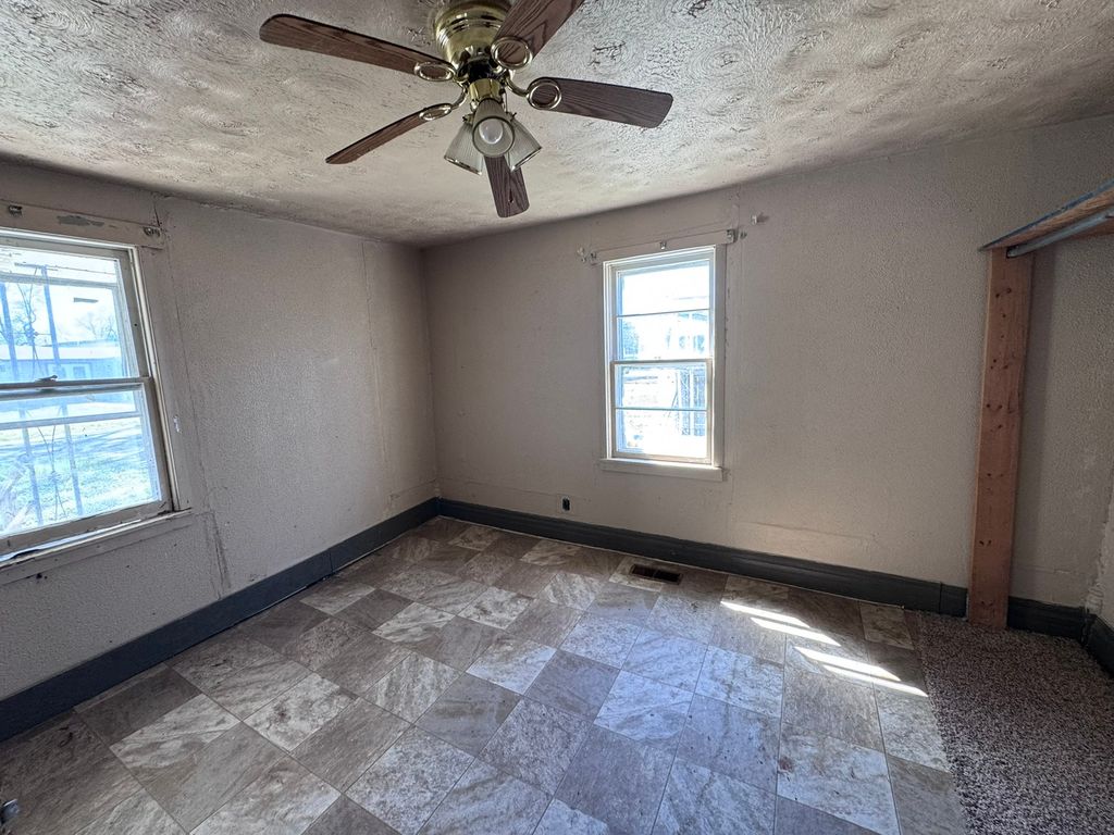 Image 3 of property listing at 712 Rhodes Street, Centralia, IL 62801