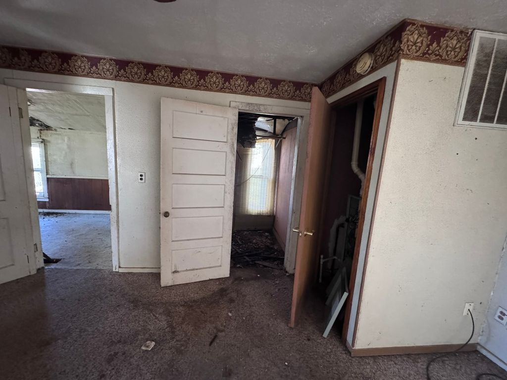 Image 7 of property listing at 712 Rhodes Street, Centralia, IL 62801