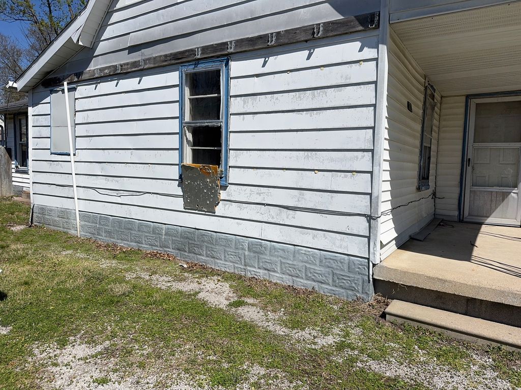 Image 10 of property listing at 712 Rhodes Street, Centralia, IL 62801