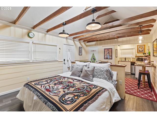 882 Ne 7TH St, Grants Pass, OR 97526