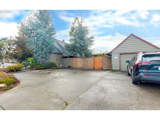 882 Ne 7TH St, Grants Pass, OR 97526