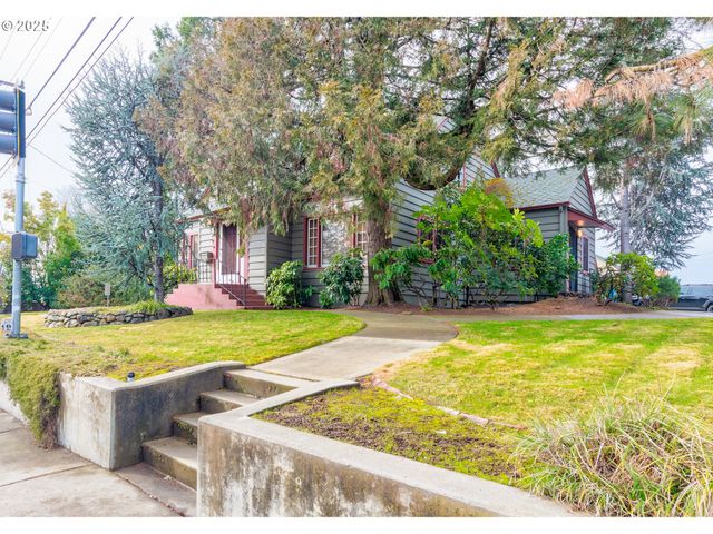 882 Ne 7TH St, Grants Pass, OR 97526
