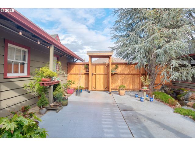 882 Ne 7TH St, Grants Pass, OR 97526