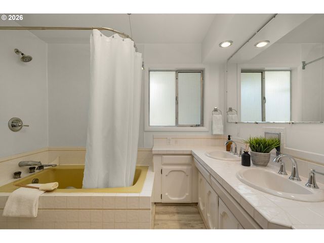 1930 Se RISLEY Ave, Milwaukie, OR 97267