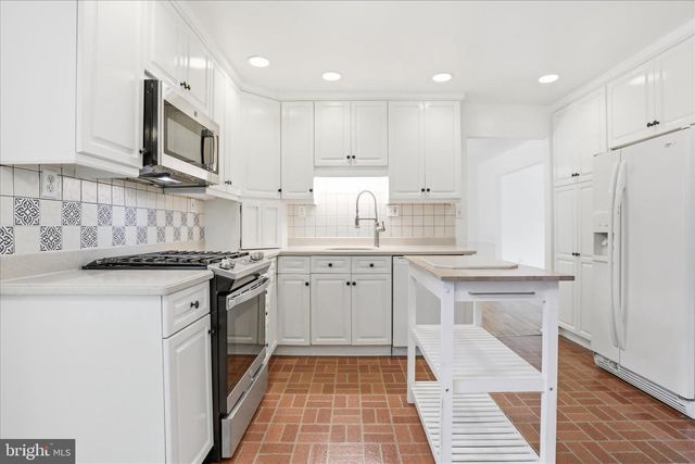 18 BENTANA WAY, Rockville, MD 20850