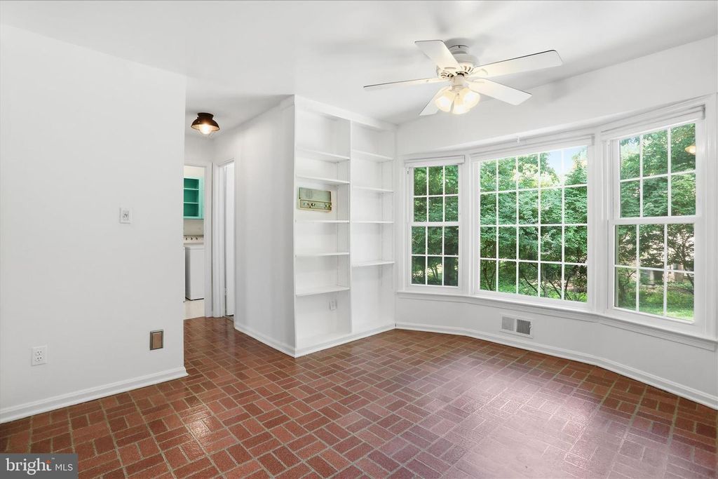 Image 10 of property listing at 18 BENTANA WAY, Rockville, MD 20850