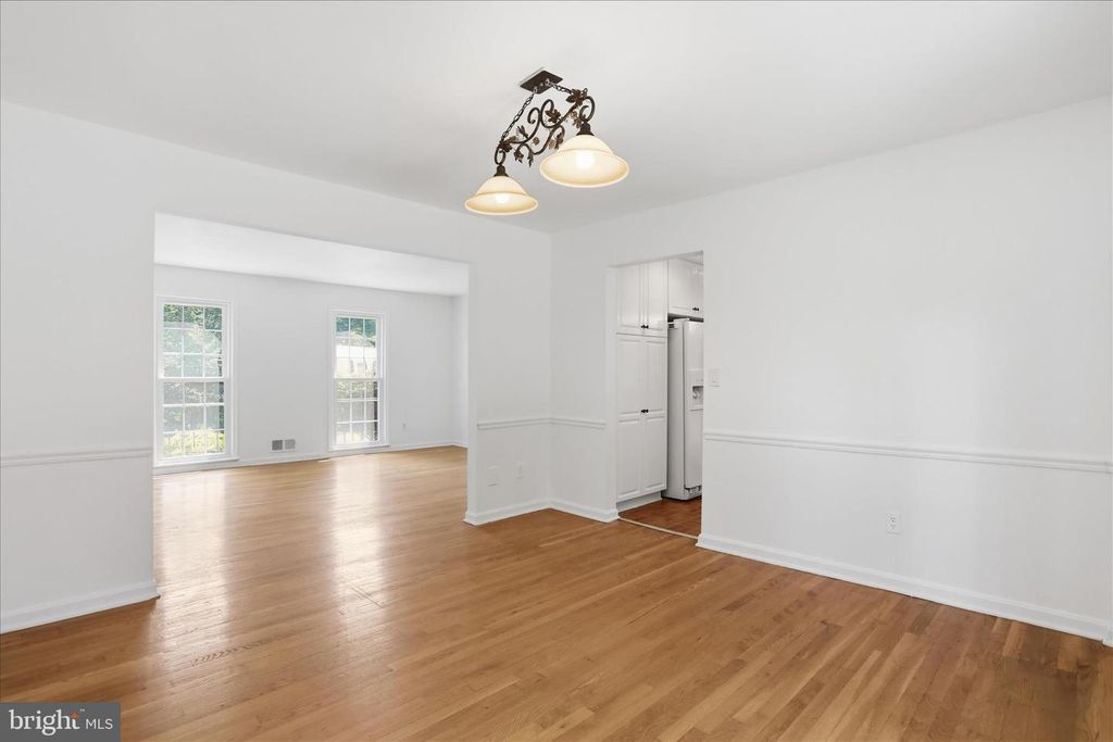 Image 13 of property listing at 18 BENTANA WAY, Rockville, MD 20850