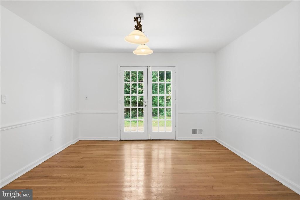 Image 14 of property listing at 18 BENTANA WAY, Rockville, MD 20850