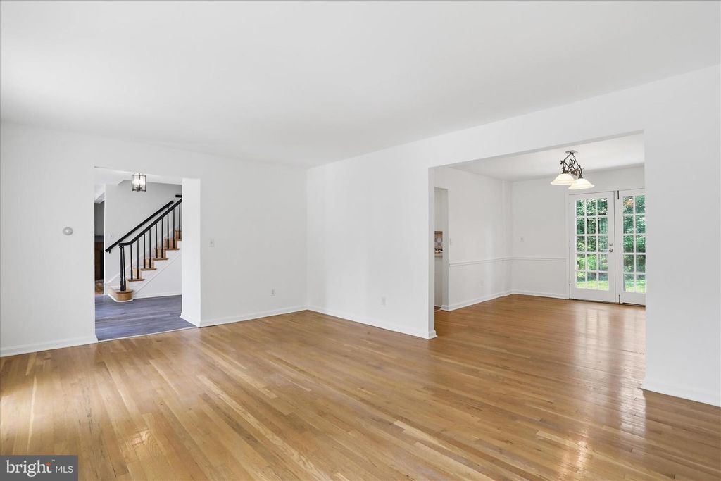 Image 15 of property listing at 18 BENTANA WAY, Rockville, MD 20850