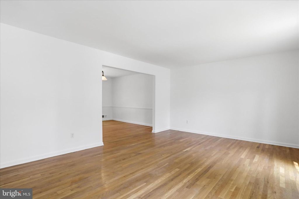 Image 17 of property listing at 18 BENTANA WAY, Rockville, MD 20850