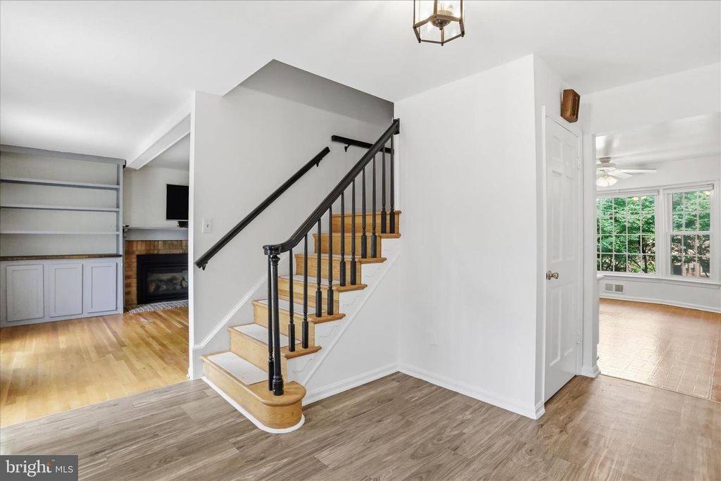 Image 18 of property listing at 18 BENTANA WAY, Rockville, MD 20850