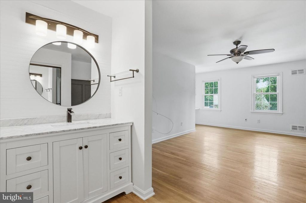 Image 25 of property listing at 18 BENTANA WAY, Rockville, MD 20850