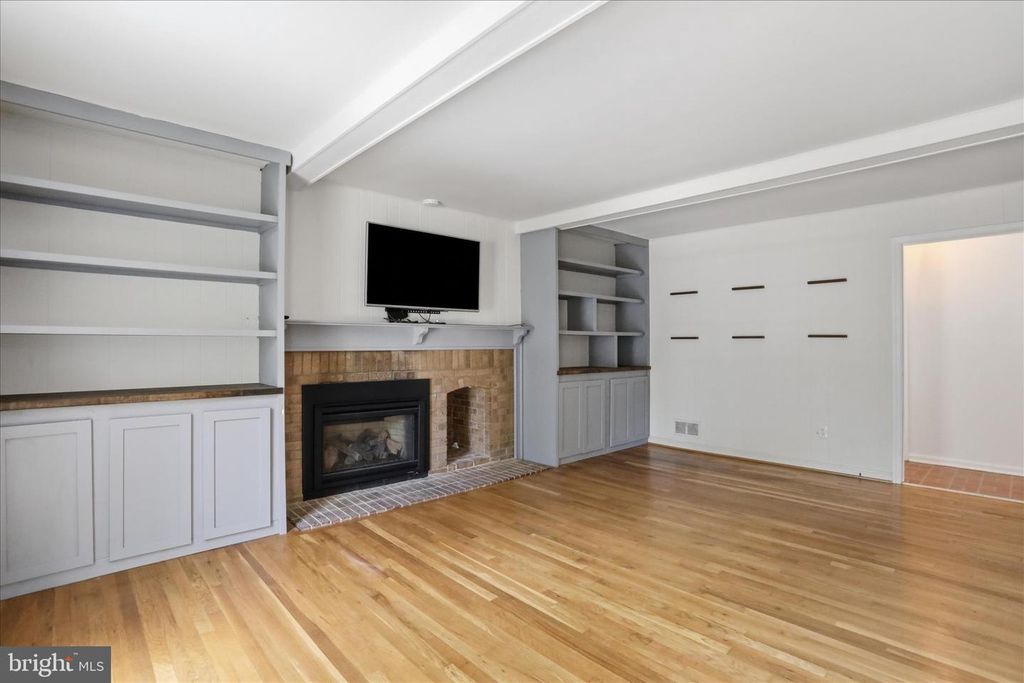 Image 3 of property listing at 18 BENTANA WAY, Rockville, MD 20850