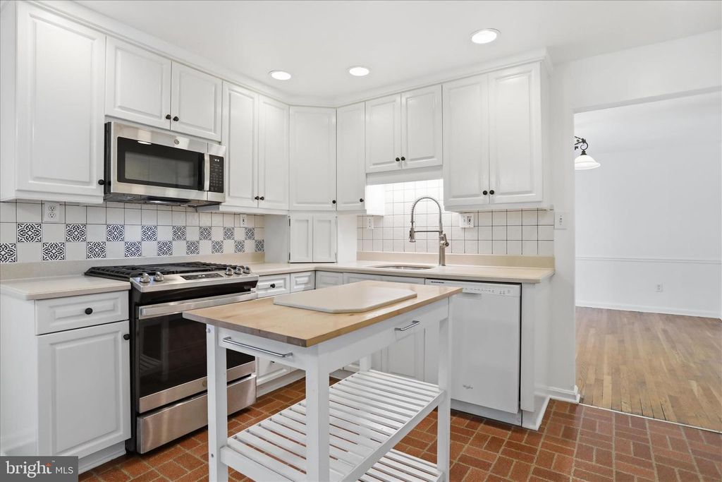Image 5 of property listing at 18 BENTANA WAY, Rockville, MD 20850