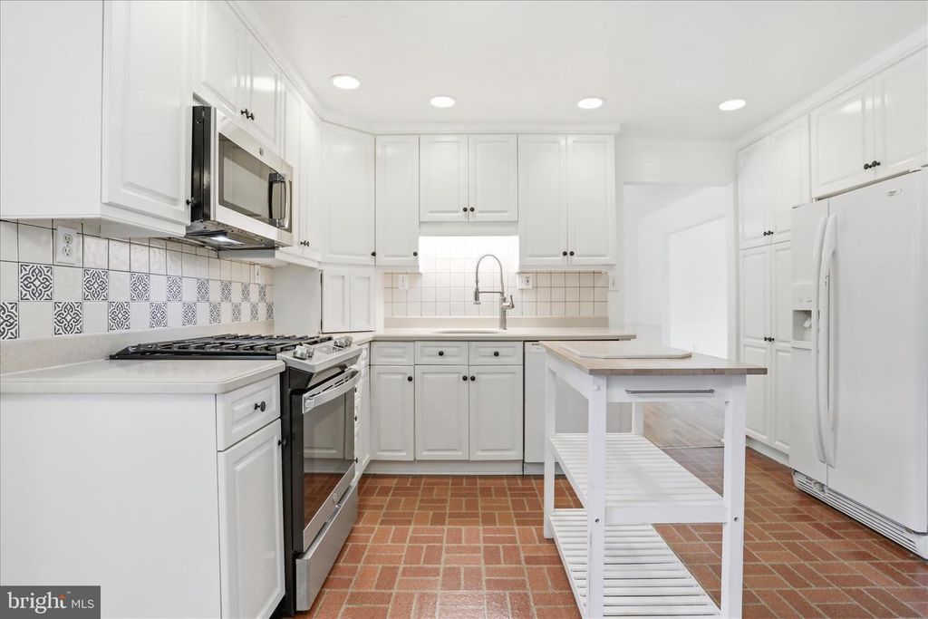 Image 6 of property listing at 18 BENTANA WAY, Rockville, MD 20850